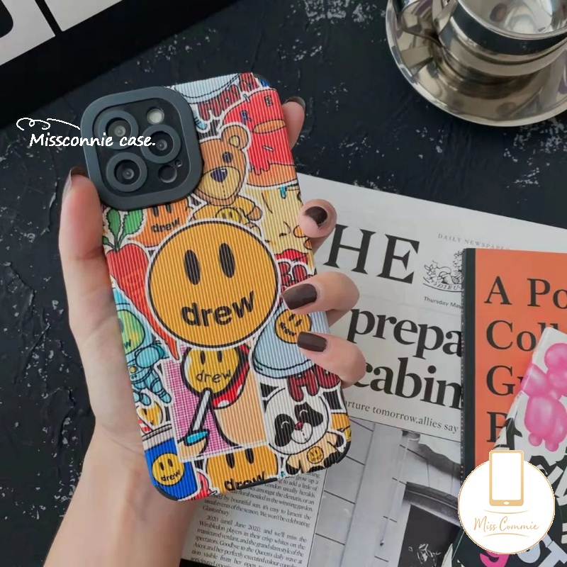 IPHONE Graffiti Lucu Kartun Beruang Smiley Phone Case Kompatibel Untuk Iphone11 Pro Max XR 13 14 12 Pro Max X XS Max7 8 Plus Kulit Tekstur Mewah Trendi Merek Drew House Soft Cover