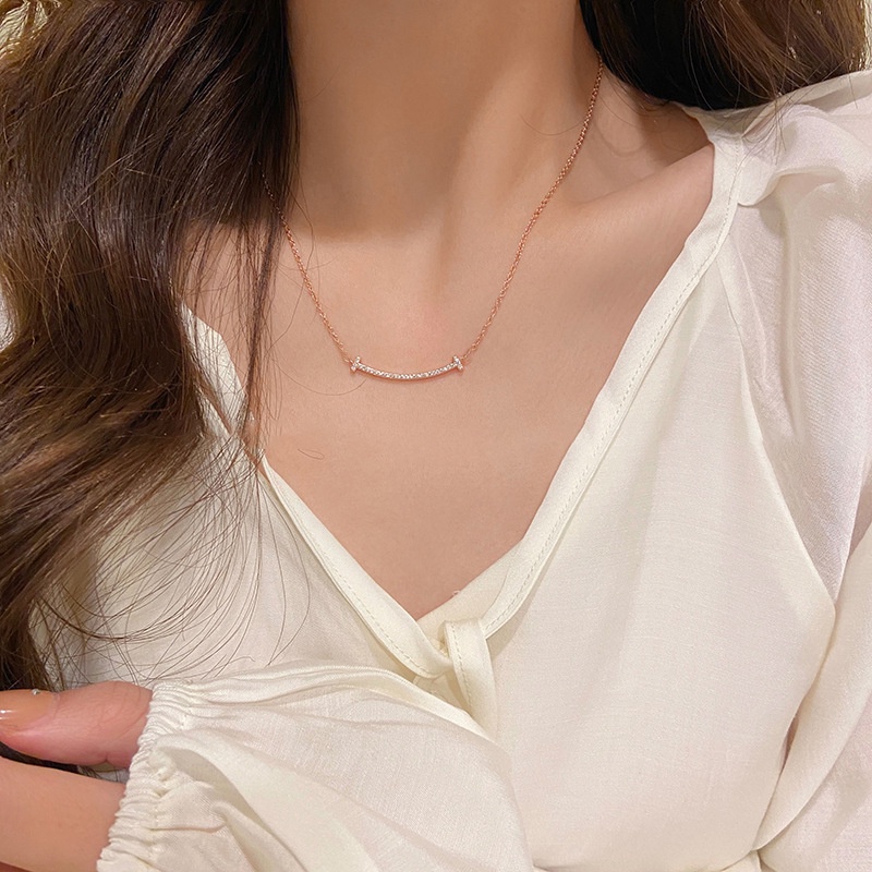 Kalung Smile Wajah Tersenyum Perempuan 18 K Rose Gold Ganda T Liontin Sederhana Elegan Bermutu Tinggi Tidak Luntur Kalung