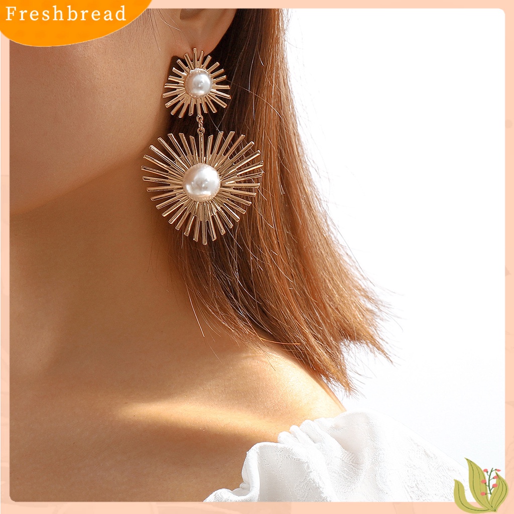 &lt; Freshbread &gt; 1pasang Anting Gantung Wanita Bentuk Hati Berongga Keluar Mutiara Imitasi Simetris Warna Kontras Dekorasi Telinga Anti-Alergi Gaya Klasik Drop Earrings Wanita Perhiasan