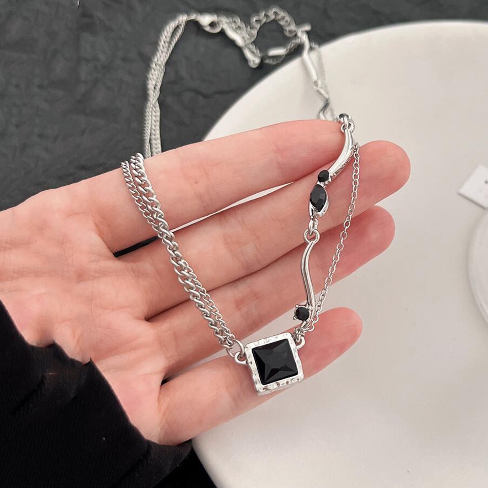 Trendy Hitam Choker Untuk Wanita Hiphop Geometris Persegi Liontin Kalung Vintage Statement Jewelry