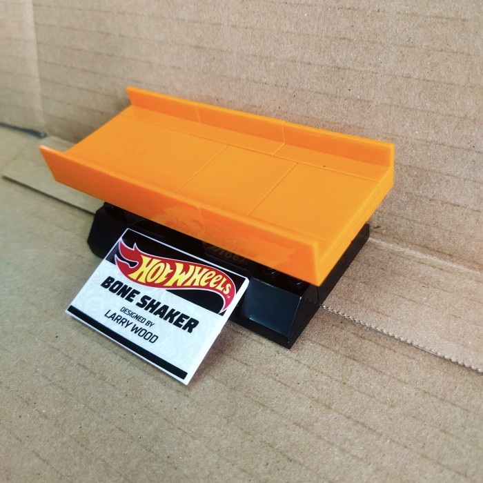 Hotwheels Stand Exclusive Bone Shaker Larry Wood