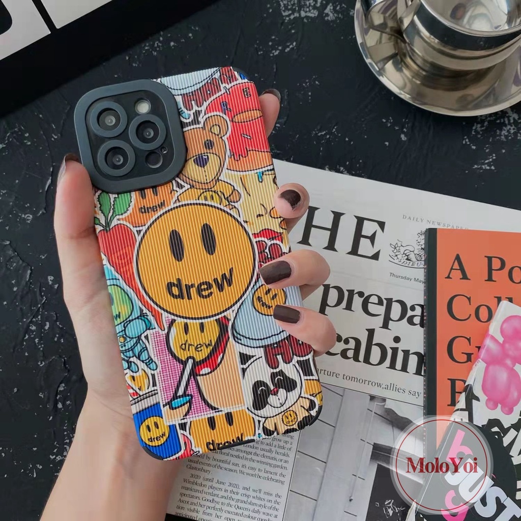 Casing Rumah Drew Merek Trendi Kulit Tekstur Mewah Kompatibel Untuk iPhone XR XS X Max 11 Pro Max8 7 Plus 13 12 14 Pro Max Graffiti Lucu Kartun Beruang Smiley Phone Soft Cover