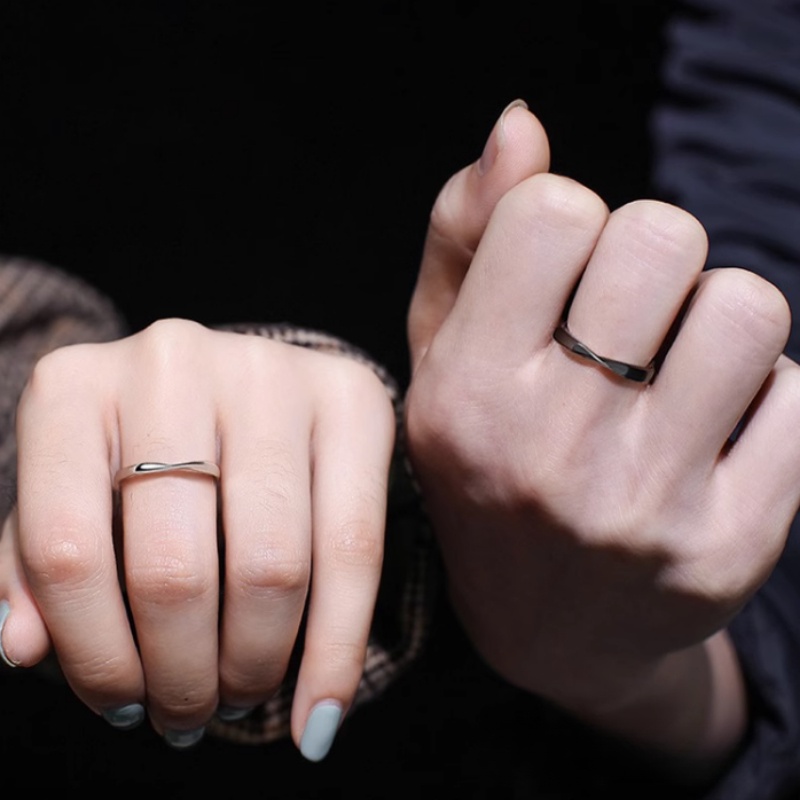Papaozhu 1PC Minimalis Mengkilap Hitam Perak Möbius Cincin Untuk Pasangan Pecinta Unisex Sederhana Fashion Memutar Cincin Jari Perhiasan Hadiah