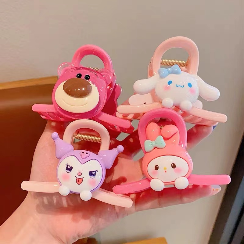 Jepit Rambut Anak Lucu Kartun Strawberry Bear Sanrio Grab the Girl, Piring Kepala Punggung Anak Perempuan Kecil Hair Shark Clip 8cm