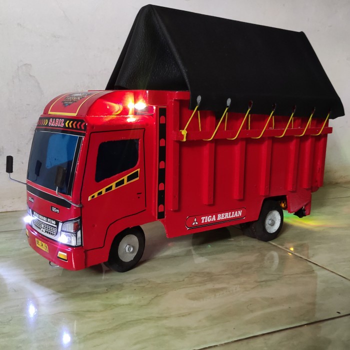 Terlaris miniatur mobil truk oleng kayu mainan mobilan + lampu terpal - Merah