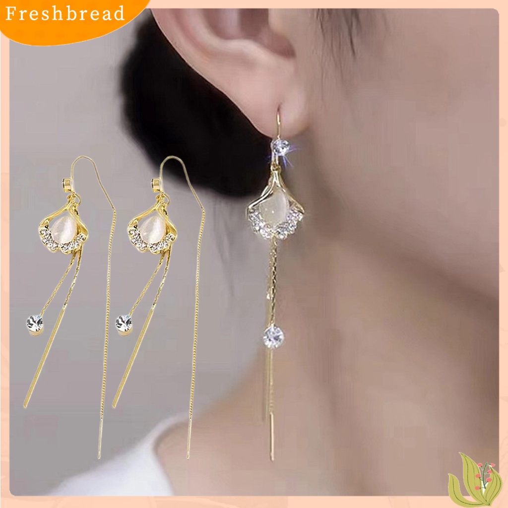 &lt; Freshbread &gt; 1pasang Anting Rumbai Rumbai Bentuk Daun Berlian Imitasi Hias Bersinar Lurus Gantung Dekorasi Hypoallergenic Liontin Geometris Tindik Drop Earrings