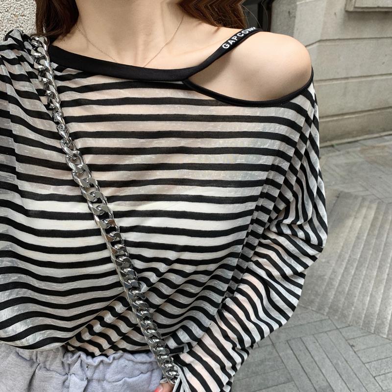 Red Versi Korea dari Tulang Selangka Tipis Lengan Panjang T-shirt Hollow Longgar Bergaris Sunscreen Top Wanita Musim Semi 2022 Baru