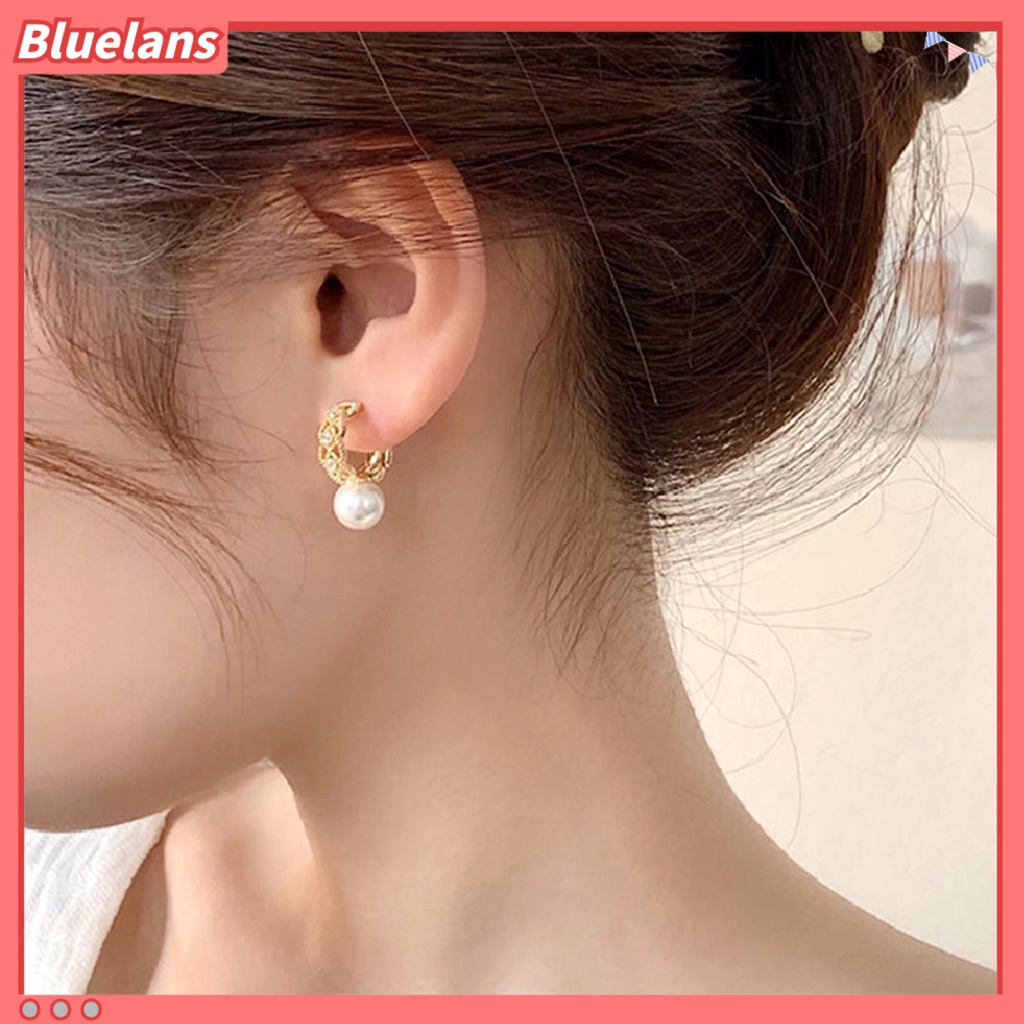 {In Stock} 1pasang Anting Hoop Bersinar Mutiara Imitasi Temperamen Geometris Elegan Hias Hadiah Wanita Berongga Keluar Lingkaran Anting Perhiasan Fashion Untuk Perjamuan