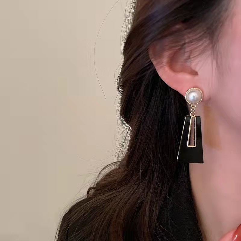 Anting Korea Korea Berlebihan Akrilik Geometris Mutiara Gaya Baru Desain Trapesium Anting Berkelas