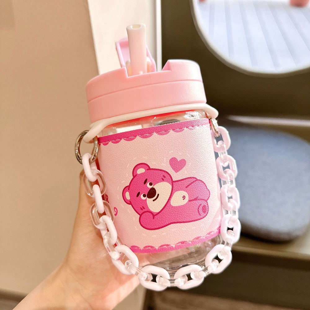 Pink Strawberry Bear Manyo Straw water Cup Untuk Anak Perempuan Gelas Plastik Dengan Nilai Penampilan Tinggi Tahan Panas Pelindung Lengan Dan Tangan Rantai