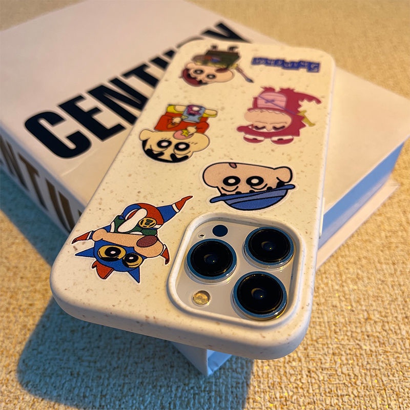 Ins Crayon Shin-Chan Cocok Untuk iPhone 14 Pro Max iPhone Phone Case Ramah Lingkungan Degradable Phone Case Shockproof Protection Camera Kompatibel Dengan iPhone 13 13prm iPhone 11 7Plus 8Plus Xr XS 12 Pro Max Casing Ponsel