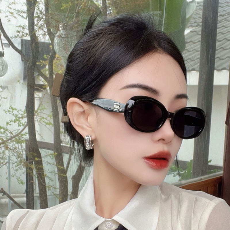 (YUZHU) Bingkai Oval Warna Permen Spike Kacamata Hitam Korea Fashion Oversized Frame Sunshade Sunglasses Untuk Wanita