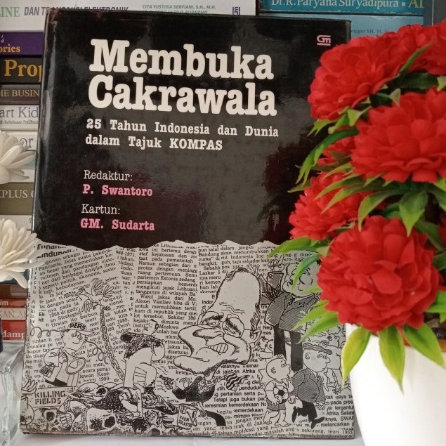 ORIGINAL BUKU MEMBUKA CAKRAWALA, 25 TAHUN INDONESIA
