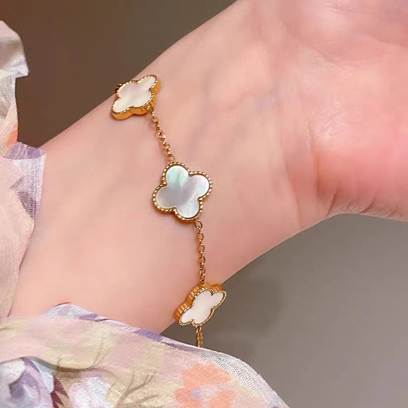 Clover Premium Feel Bracelet Gelang Wanita Simple Fashionable Anti Karat