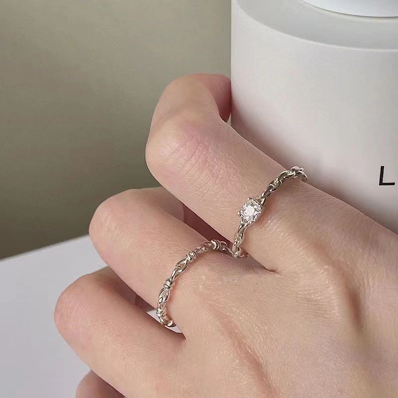 Cincin Baja Titanium Terbuka Berlian Simpul Sederhana Temperamen Perempuan Desain Modis Rasa Perhiasan Cincin Anti Karat