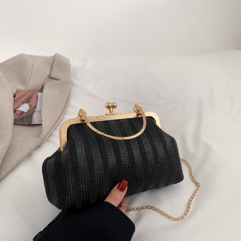 Tas wanita import berkualitas harga grosir bisa cod Retro klip tas wanita 2023 versi Korea baru rantai mutiara tas lipit wanita warna solid tangan memegang tas Messenger bahu