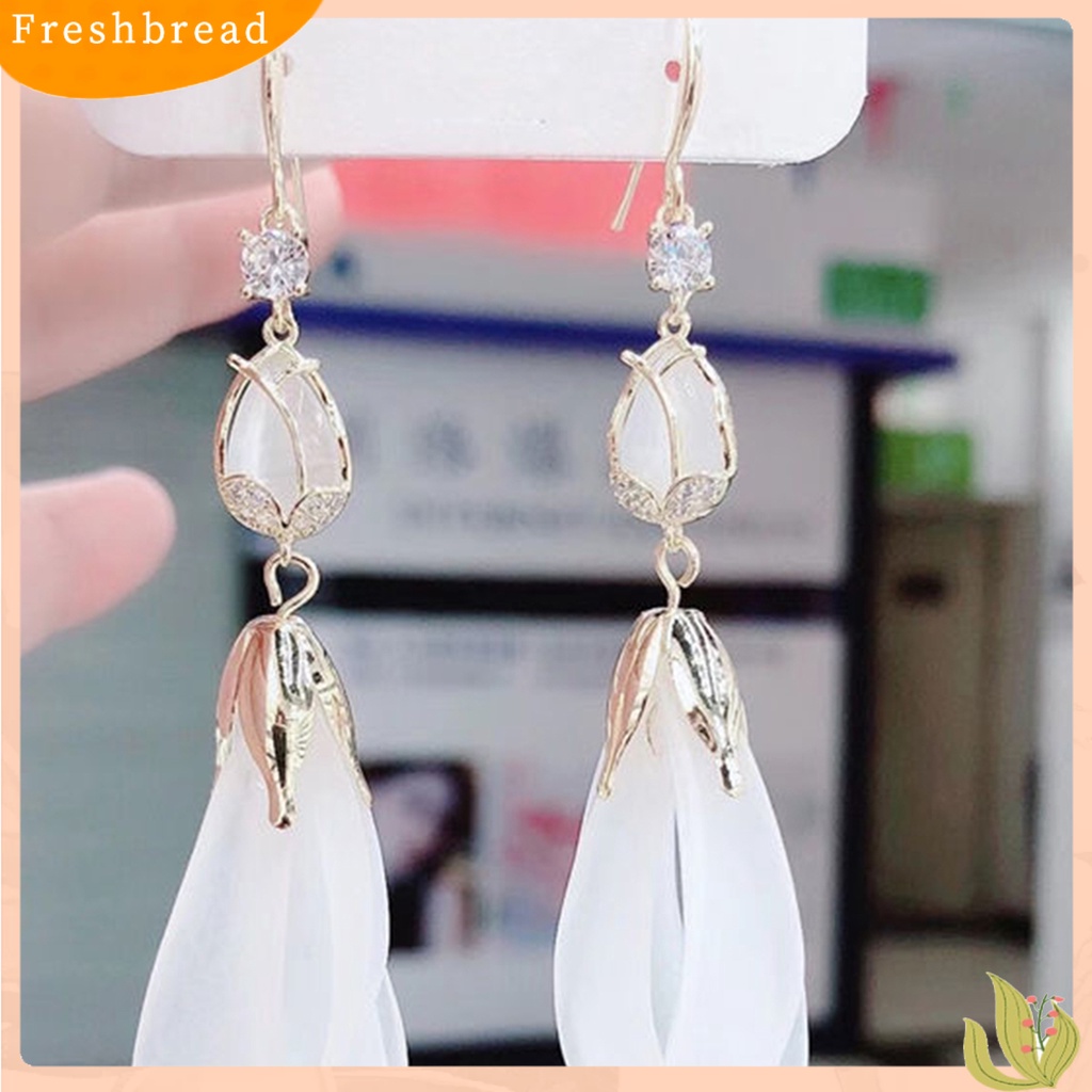 &lt; Freshbread &gt; 1pasang Anting Kait Menarik Bentuk Kelopak Putih Tahan Aus Dekorasi Telinga Kelopak Panjang Rumbai Menjuntai Earrings Untuk Pergi Jalan