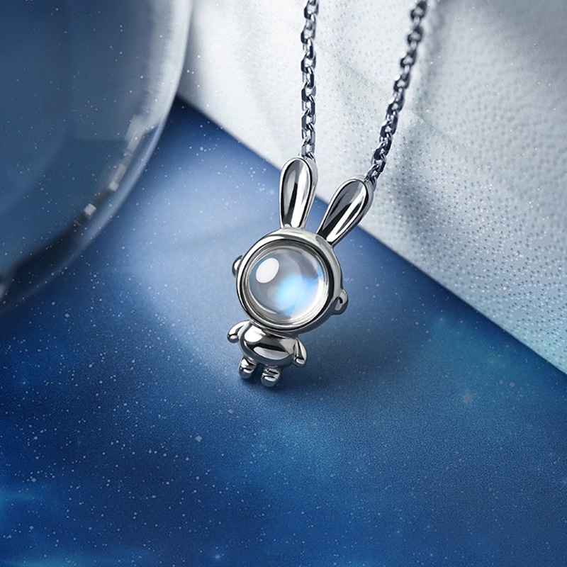 Kalung Kelinci Astronot Perempuan Cahaya Mewah Desain niche sensor Baja titanium Rantai Klavikula Kelinci2023Model Baru