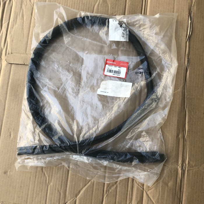 Karet Body Pintu Depan Mobilio Original Honda