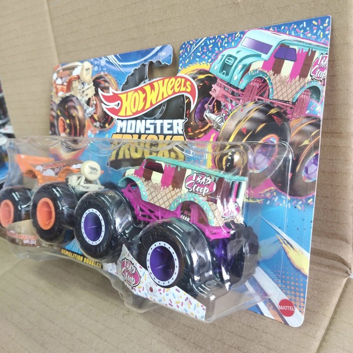 Hotwheels Monster Trucks Carbonator vs 1 Bad Scoop