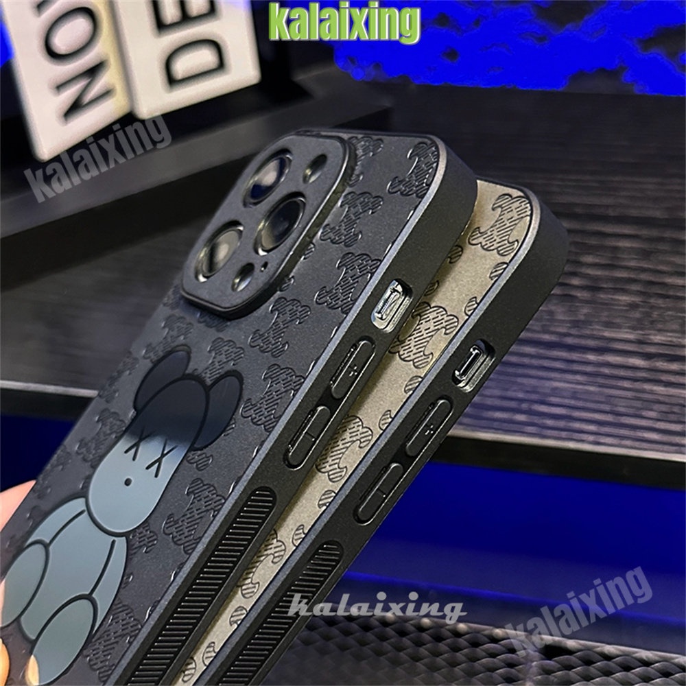 Casing Ponsel Bahan Kulit Suede Laser Motif KAWS Untuk iPhone 14 Pro Max/14Plus14 /14 Pro/13 12 11 Pro Max XR Casing Keras