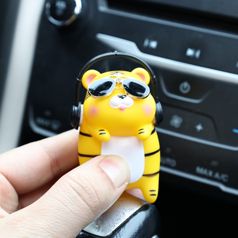 Boneka Bentuk Harimau DJ Panda Lucu Dekorasi Dashboard Mobil/Patung Kartun Kepribadian Otomotif/Ornamen Interior Kendaraan DIY