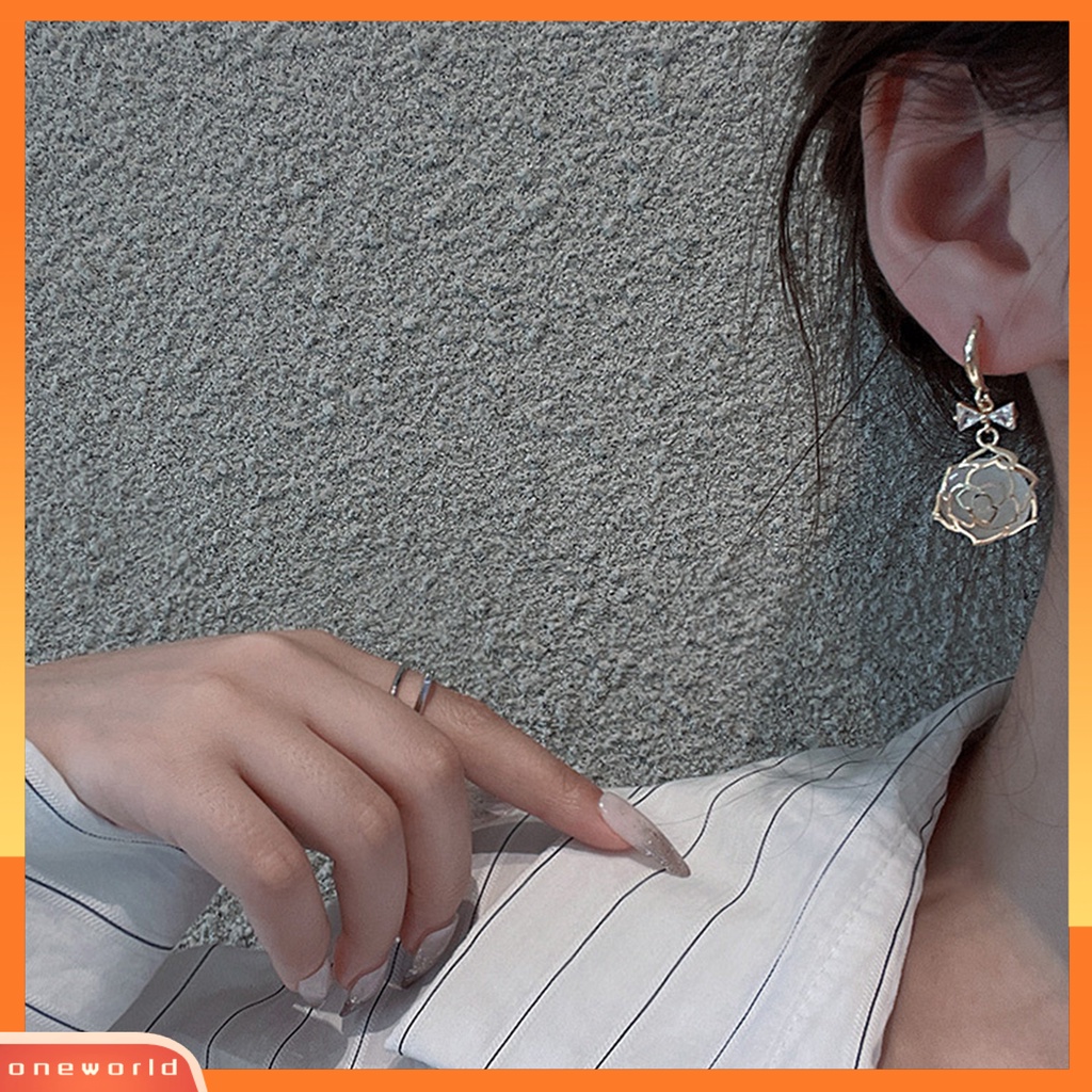 [EONE] 1pasang Anting Kait Golden Hollow Bunga Faux Opal Gaya Perancis Elegan Berlian Imitasi Bertatahkan Ikatan Simpul Menjuntai Anting-Anting Perhiasan Fashion