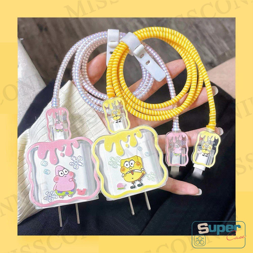 5in1 Cute Toy Story Strawberry Bear Cartoon Data Cable Sleeve Set Kompatibel Untuk Apple18/20W Adaptor Charger Lembut TPU Penutup Tepi Bergelombang Dengan Pelindung Gigitan Kabel SpongeBob Yang Indah