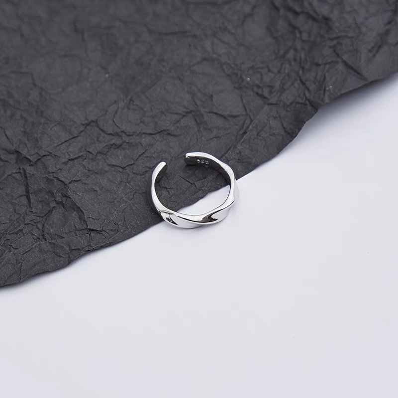 Mobius Cincin Cincin Sederhana All-Match Retro Terbuka Cincin Pria Wanita Niche Desain High-End Couple Ring