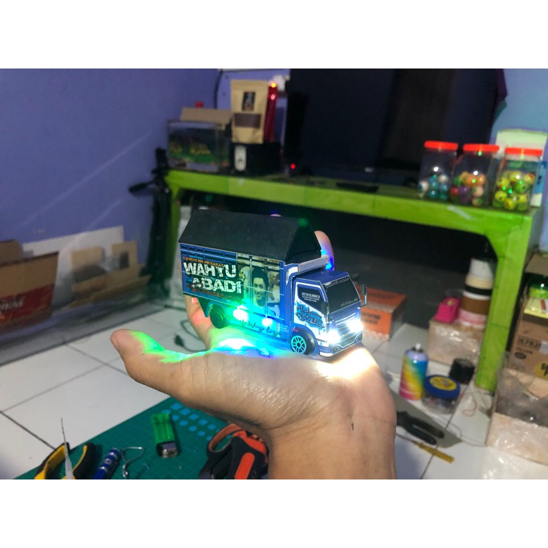 Miniatur Truk WAHYU ABADI Kecil Skala Hotwheels (1:64) Pake Lampu  By Tiwi Barabus