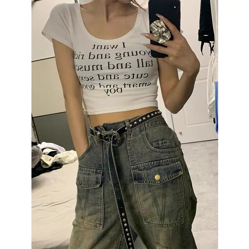 Red Hot girl style U-neck slim slim lengan pendek T-shirt wanita rasa desain ceruk musim panas baru bagian pendek keinginan murni bahu depan top