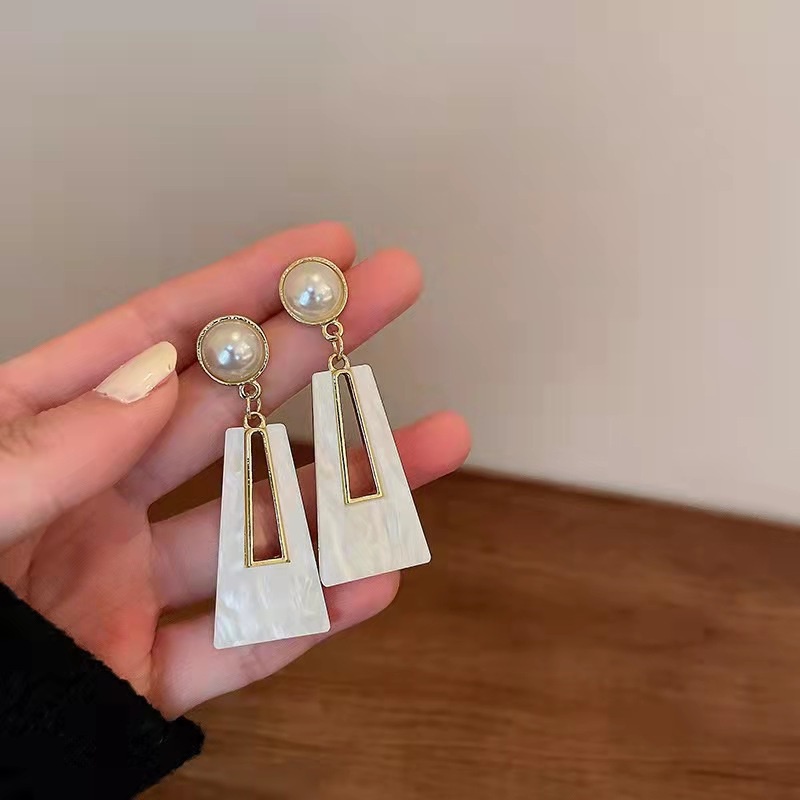 Anting Korea Korea Berlebihan Akrilik Geometris Mutiara Gaya Baru Desain Trapesium Anting Berkelas