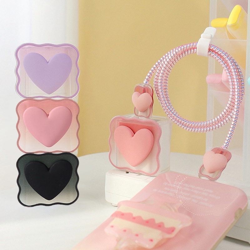 Sweet Love Heart Charger Set Pelindung Kompatibel Untuk iPhone 18W/20W Tepi Bergelombang Lembut TPU Charger Lengan Warna Laser Pelindung Kabel Ungu Pink Hitam Aksesoris Telepon Wanita