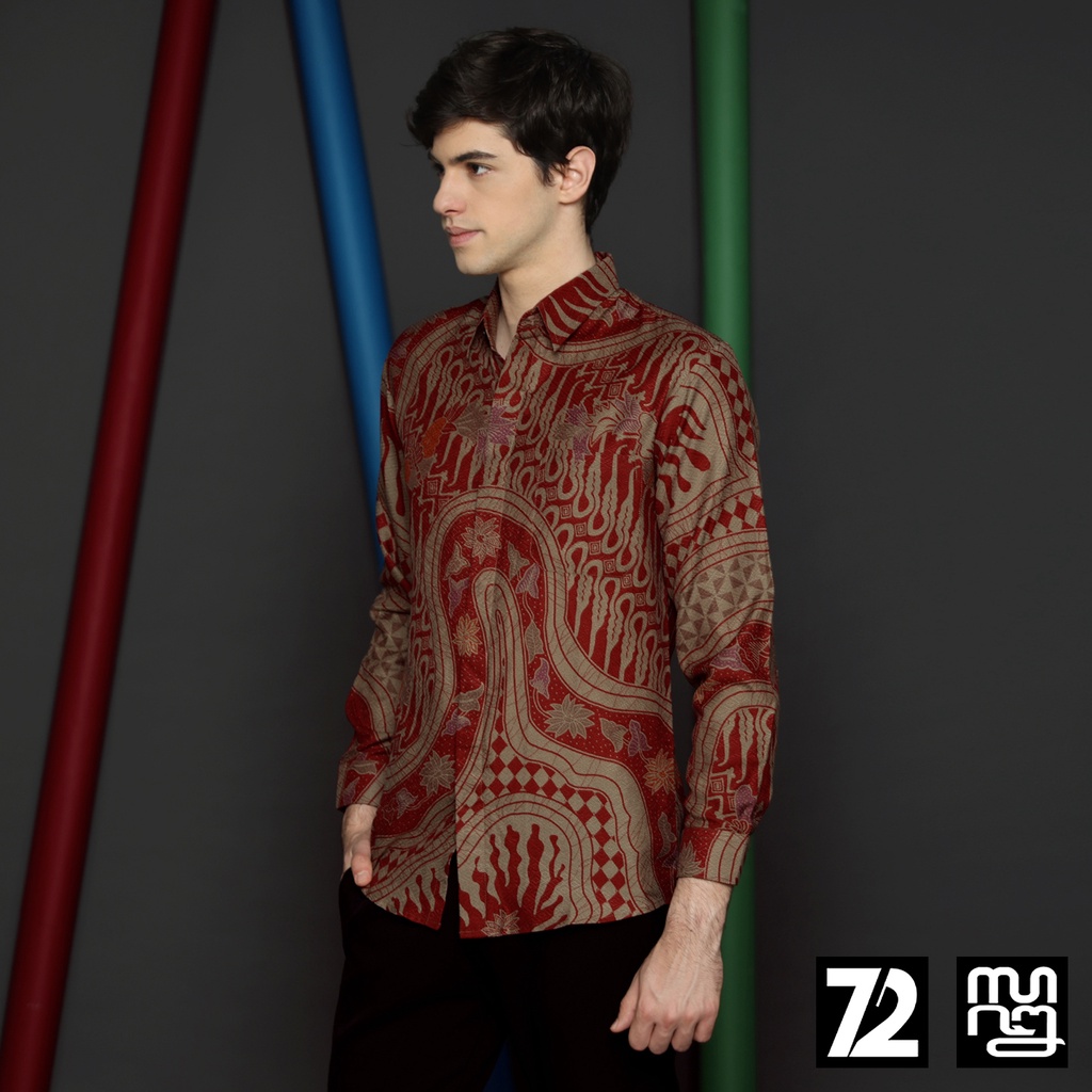 KEMEJA BATIK PRIA LENGAN PANJANG Kemeja Dobby Slimfit Motif Parang Kupu Warna Merah Coklat 723702 Cap 72 - Baju Kemeja Atasan Pakaian Setelan Batik Pria Cowok Laki Laki Remaja Keluarga Kantor Lengan Panjang Modern Slimfit Slim Fit Premium Kekinian