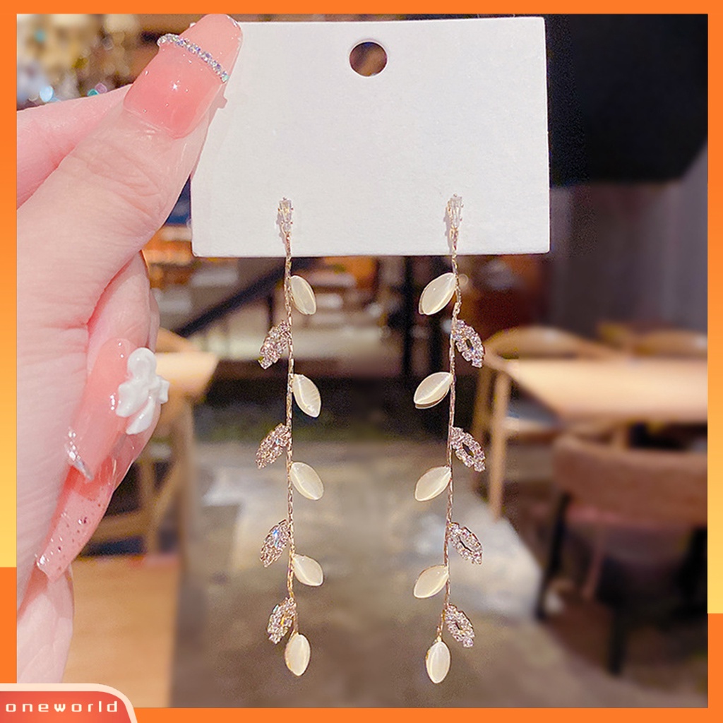 [WOD] 1pasang Drop Earrings Berlian Imitasi Mengkilap Asimetris Bentuk Daun Lady Earrings Perhiasan Pernikahan