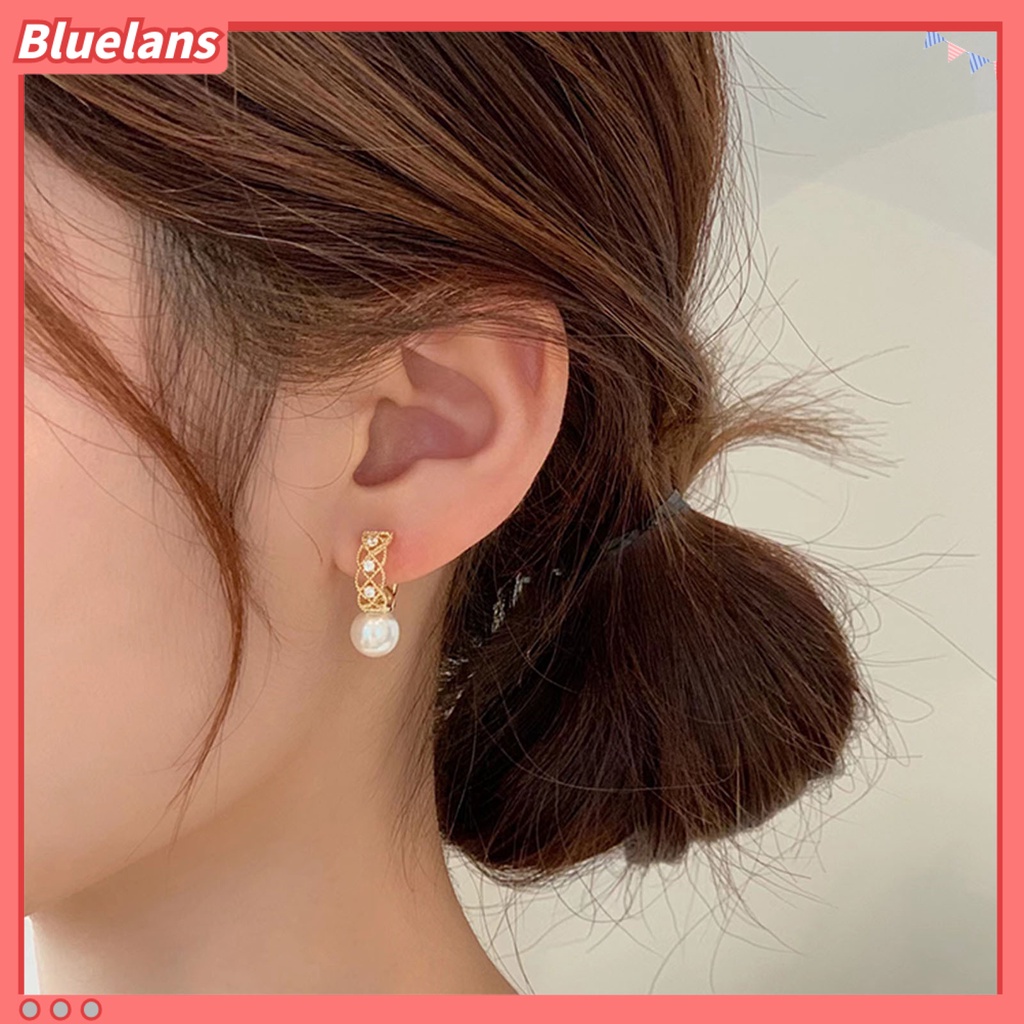 {In Stock} 1pasang Anting Hoop Bersinar Mutiara Imitasi Temperamen Geometris Elegan Hias Hadiah Wanita Berongga Keluar Lingkaran Anting Perhiasan Fashion Untuk Perjamuan