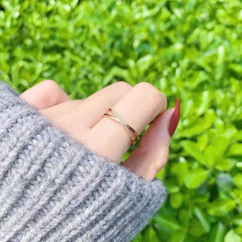 Indah Silang Gaya Diagonal Bertabur Berlian Cincin Baja Titanium Perempuan Anti Karat Berlapis 18 K Rose Gold Cincin Perhiasan