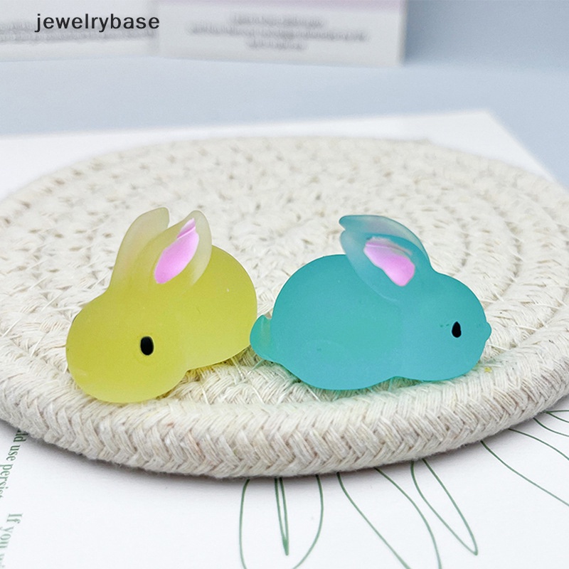 [jewelrybase] 2 Pcs Luminous Mini Resin Kelinci Mobil Dashboard Mainan Maskot Boneka Kelinci Angka Butik