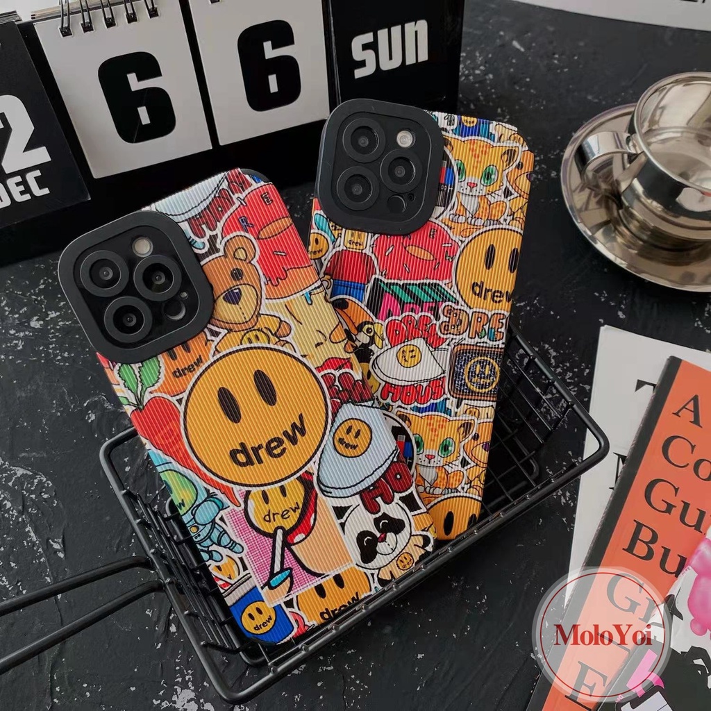 Casing Rumah Drew Merek Trendi Kulit Tekstur Mewah Kompatibel Untuk iPhone XR XS X Max 11 Pro Max8 7 Plus 13 12 14 Pro Max Graffiti Lucu Kartun Beruang Smiley Phone Soft Cover