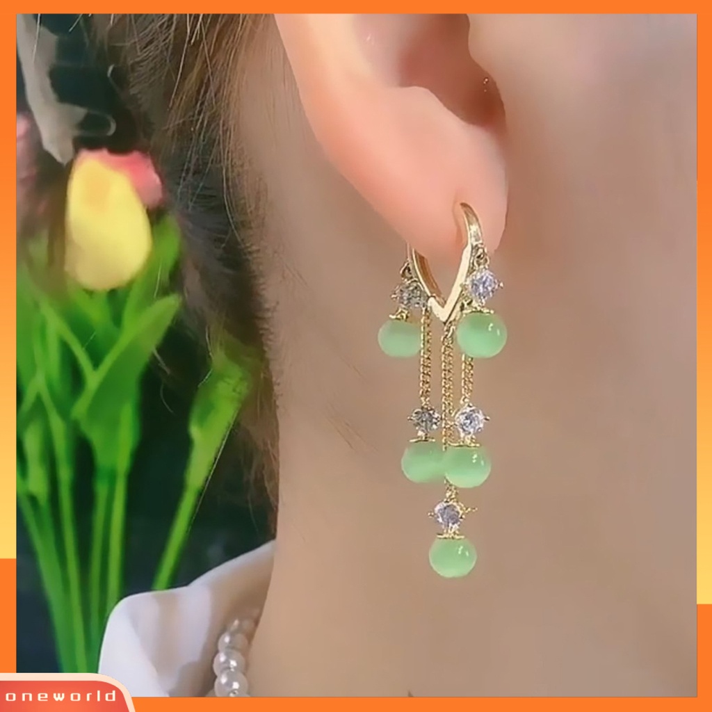 [ONE] 1pasang Ladies Earrings Eye-catching Pengerjaan Halus Rumbai Berlapis Emas Halus Poles Berdandan Warna Vibrant Hijau Simulasi Anting Zamrud Perhiasan Fashion