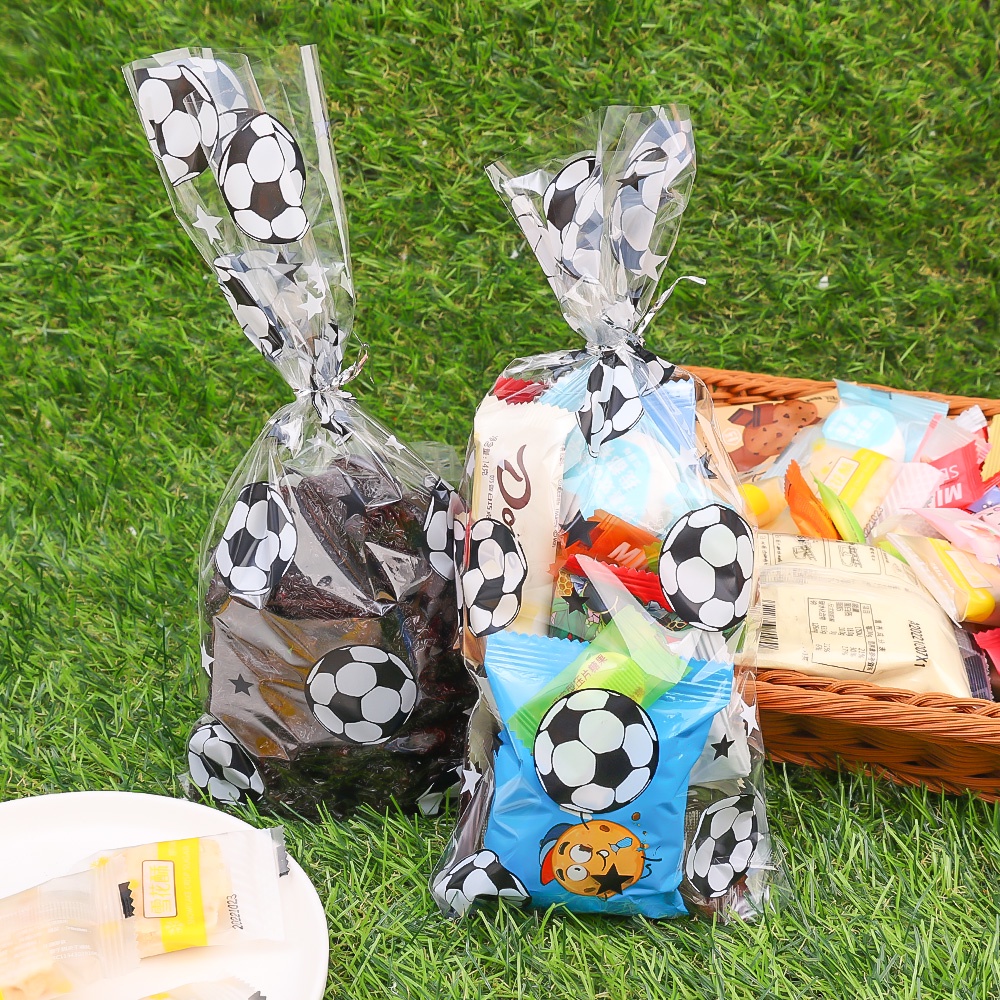 25pcs Kantong Permen Sepak Bola Goodie Bag Kantong Kemasan Kekinian Dengan Ikatan Twist Olahraga Tema Sepak Bola Tas Traktir Bening Tas Snack Cookies Bag Nikmat Pesta Ulang Tahun Anak Laki-Laki