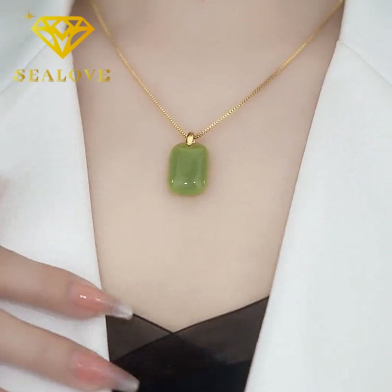 Kalung Titanium Wanita Giok Hetian Keberuntungan Emas 18K Anti Karat Elegan Simple Fashion Aksesoris Perhiasan