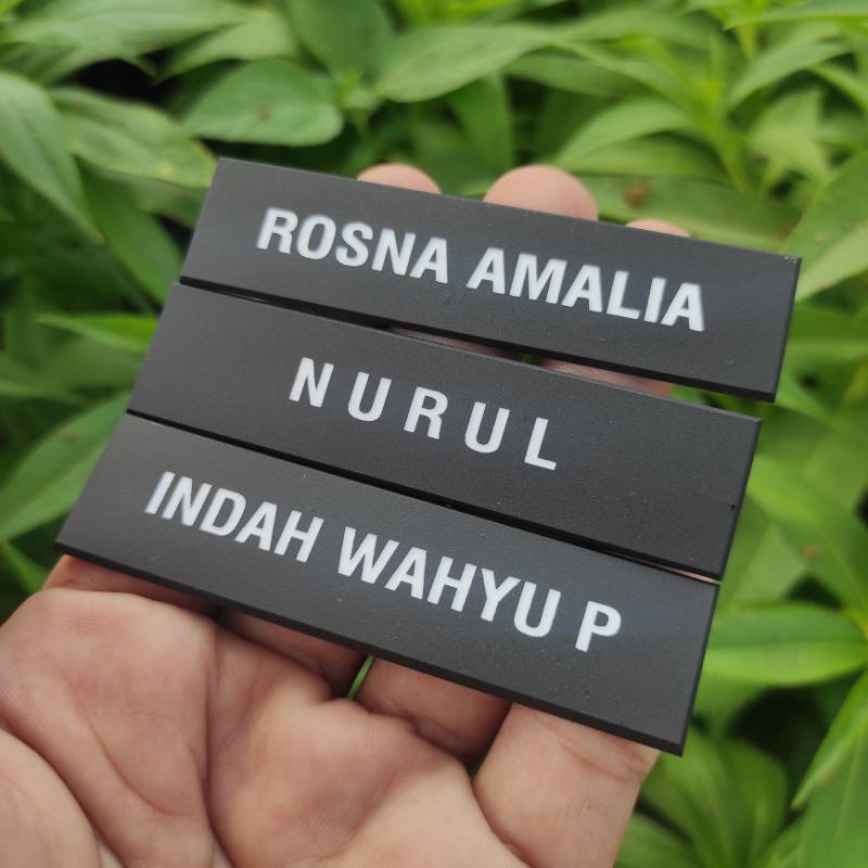 

SEHARI JADI Name Tag Grafir DOFF Nama Dada Laser MURAH Tanpa Tepian ( Nametag Ukir/Laser, Papan Nama Persit, PNS, PDH, TNI/POLRI)