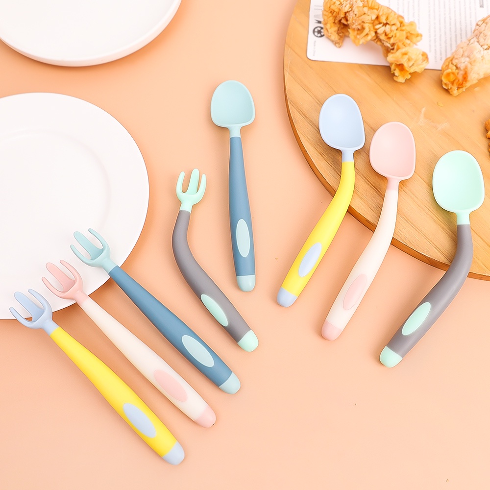 2pcs/set360 ° Alat Makan Fleksibel Peralatan Makan Makan Makan Makan Bayi 4warna Peralatan Latihan Anak Dapat Ditekuk Training Spoon Fork Set Baby Silicone Spoon Fork