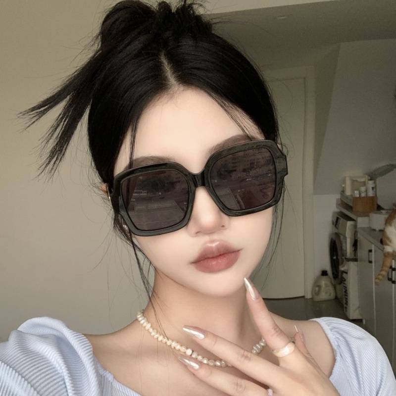 (YUZHU) Western Retro Fashion Oversized Frame Sunglasses Love Fashion Kacamata Hitam Serbaguna Untuk Wanita