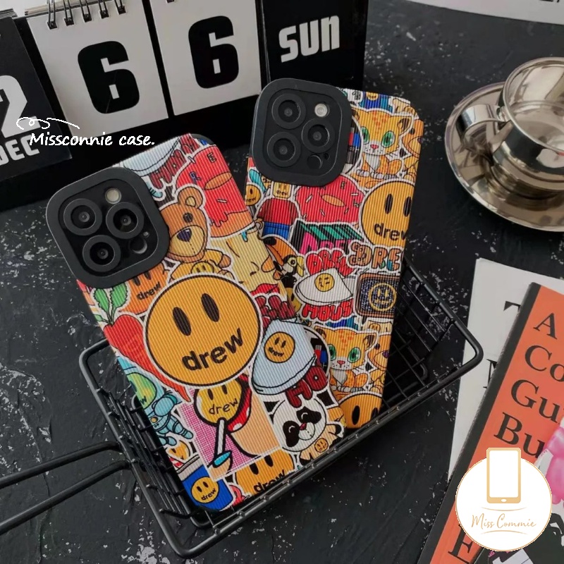 IPHONE Graffiti Lucu Kartun Beruang Smiley Phone Case Kompatibel Untuk Iphone11 Pro Max XR 13 14 12 Pro Max X XS Max7 8 Plus Kulit Tekstur Mewah Trendi Merek Drew House Soft Cover