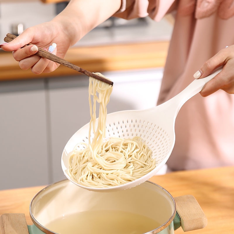 Colander Besar Plastik PP Gagang Panjang Warna Warni/Sendok Tiris Mie Pangsit Tahan Suhu Tinggi Aksesoris Dapur