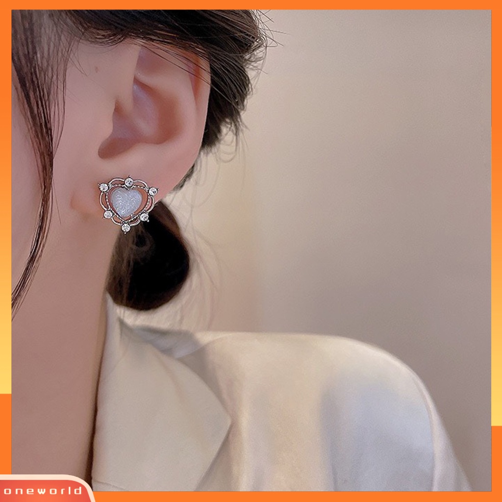 [WOD] 1pasang Ear Studs Mini Retro Hollow Gaya Sederhana Perhiasan Fashion Berlian Imitasi Mengkilap Cinta Hati Kristal Imitasi Wanita Anting Untuk Pacaran