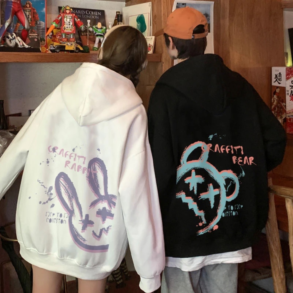 PROMO COD HOODIE GRAFFITY BEAR DAN GRAFFITY RABBIT Hoodie Pria Wanita Pasangan Kawaii Hoodie Cowok Cewek Kaus Gaya Korea Graffiti Rabit &amp; Bear Hitam Hoodies Harajuku Longgar Pullover Kaus Pacar Hadiah 2023 Baru Kapelan Pasangan Cewek Cowok Distro Original