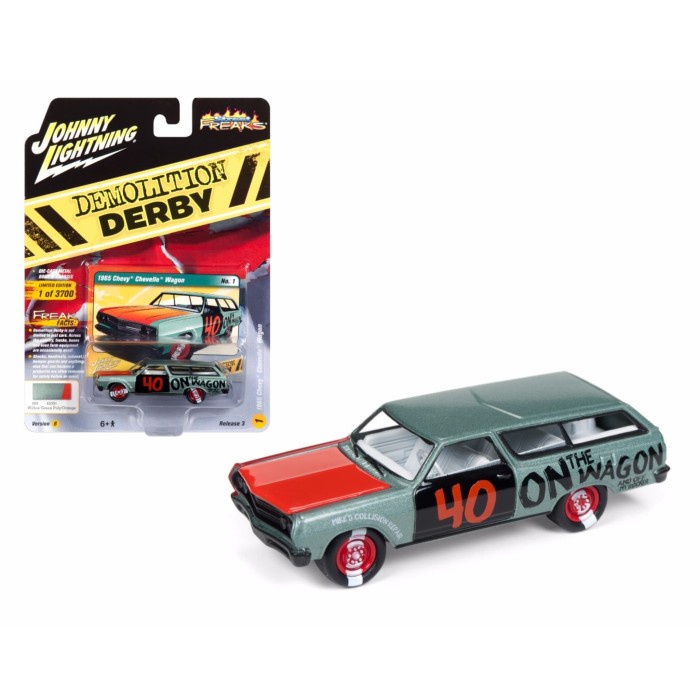 Johnny Lightning 1/64 1965 Chevy Chevelle Wagon Demolition Derby Polyy